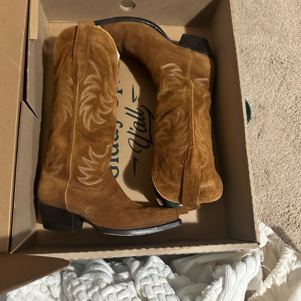 Tecovas Annie in Sienna Suede - Picture 2 of 16